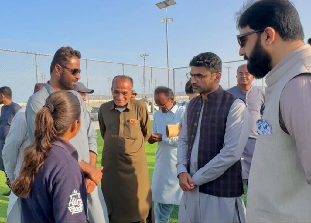 Commissioner Makuran Dr Tufail Ahmed Baloch futsal ground ke iftitah ke mauqe par International satah par khelne wali khilari Hafsa Nisar ke liye mahana wazife ka elan kar rahe hain