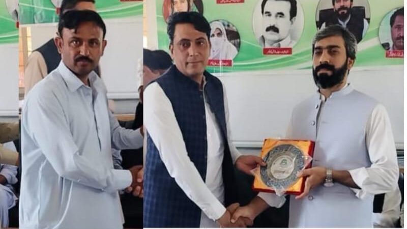 شیرانی میں ٹیچر ڈے کی تقریب، ڈپٹی کمشنر کلیم اللہ کاکڑ نے بہترین اساتذہ میں شیلڈز تقسیم کیں