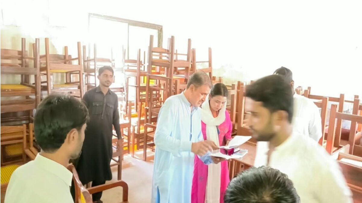 گنداخہ: اسسٹنٹ کمشنر ماریہ شمعون کی سربراہی میں کلسٹر انسپیکشن کمیٹی کا اسکولوں کے خریدے گئے سامان کا معائنہ