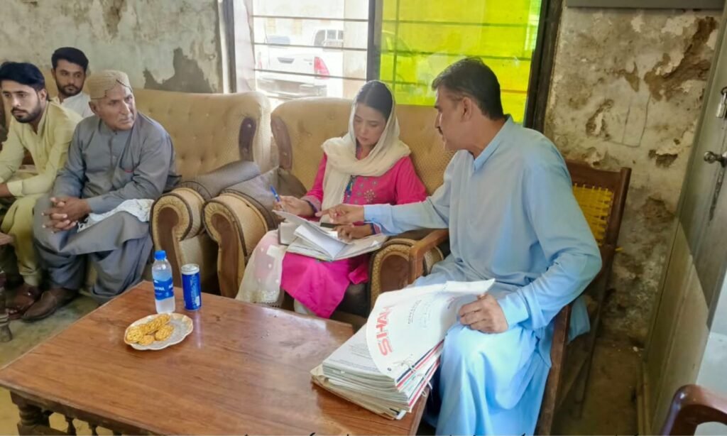 گنداخہ: کلسٹر انسپیکشن کمیٹی اسسٹنٹ کمشنر ماریہ شمعون کی سربراہی میں خریدے گئے سامان کا معائنہ کر رہی ہے