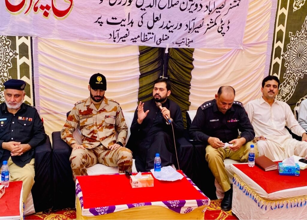 نصیرآباد: ڈپٹی کمشنر نصیرآباد وریندر لعل کھلی کچہری میں لوگوں سے بات چیت کر رہے ہیں