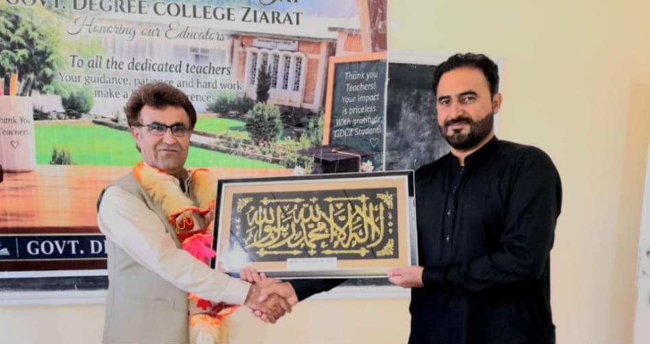 زیارت: پرنسپل گورنمنٹ ڈگری کالج پروفیسر نقیب اللہ کو سلام ٹیچر ڈے کے موقع پر پروفیسر عبدالکریم چیف گیسٹ شیلڈ پیش کر رہے ہیں