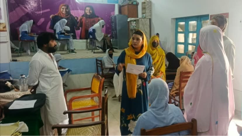 Usta Muhammad: Assistant Commissioner Maria Shamoon Government Girls High School mein qaim ALP imtehani markaz ka jaiza le rahi hain