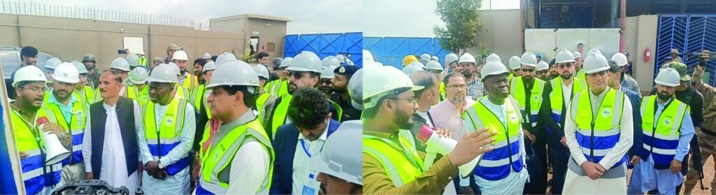 گڈانی: آئی ایل او کے ڈی جی Gilbert F. Hiungbo اور صوبائی وزیر منصوبہ بندی و ترقیات ظہور بلیدی گڈانی شپ بریکنگ یارڈ میں ہیلتھ اینڈ سیفٹی ایس او پیز کا معائنہ کر رہے ہیں