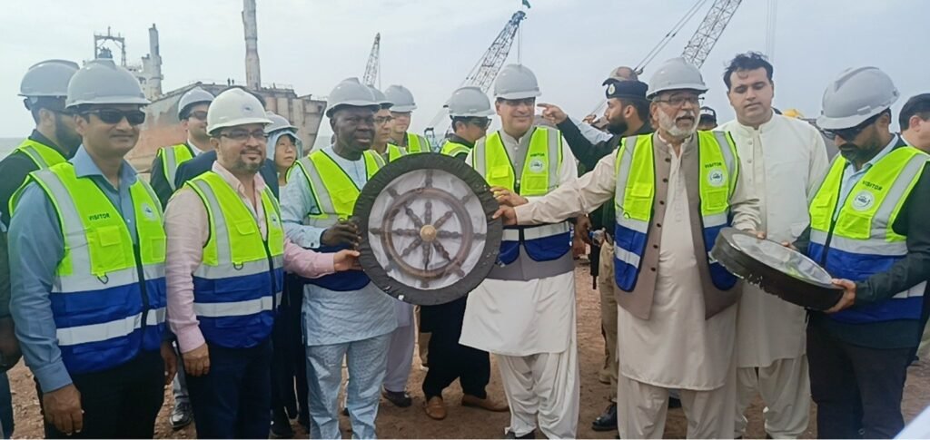 گڈانی: آئی ایل او کے ڈی جی Gilbert F. Hiungbo، صوبائی وزیر ظہور بلیدی اور وفاقی وزیر چوہدری سالک کو شپ بریکرز ایسوسی ایشن کی جانب سے تحائف پیش کیے جا رہے ہیں