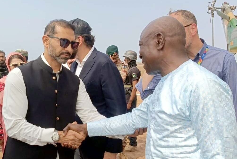 آئی ایل او کے ڈائریکٹر جنرل گلبرٹ ہونگبو کا گڈانی شپ ری سائیکلنگ یارڈ کا دورہ، محنت کشوں کی سلامتی پر بریفنگ