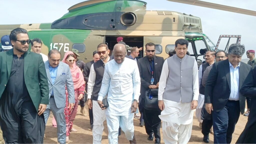 گڈانی: آئی ایل او کے ڈی جی Gilbert F. Hiungbo اور صوبائی وزیر منصوبہ بندی و ترقیات ظہور بلیدی کی گڈانی شپ بریکنگ یارڈ کی ہیلی پیڈ پر لی گئی تصویر