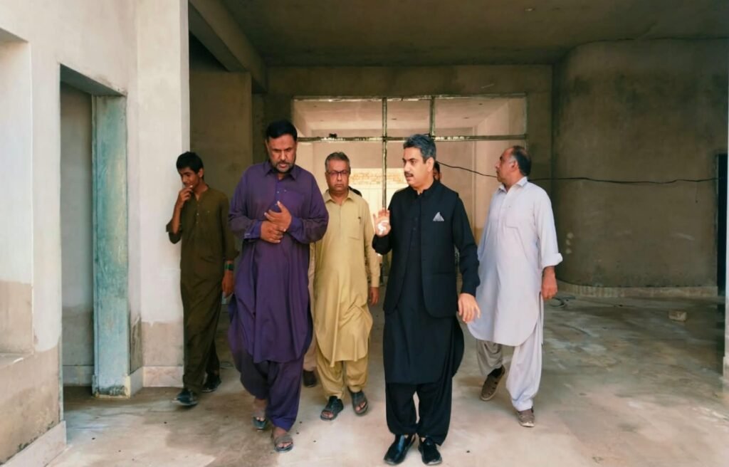 استا محمد: ڈپٹی کمشنر استا محمد محمد رمضان پلال زیر تعمیر گورنمنٹ بوائز ہائی سکول استا محمد کا دورہ کر رہے ہیں