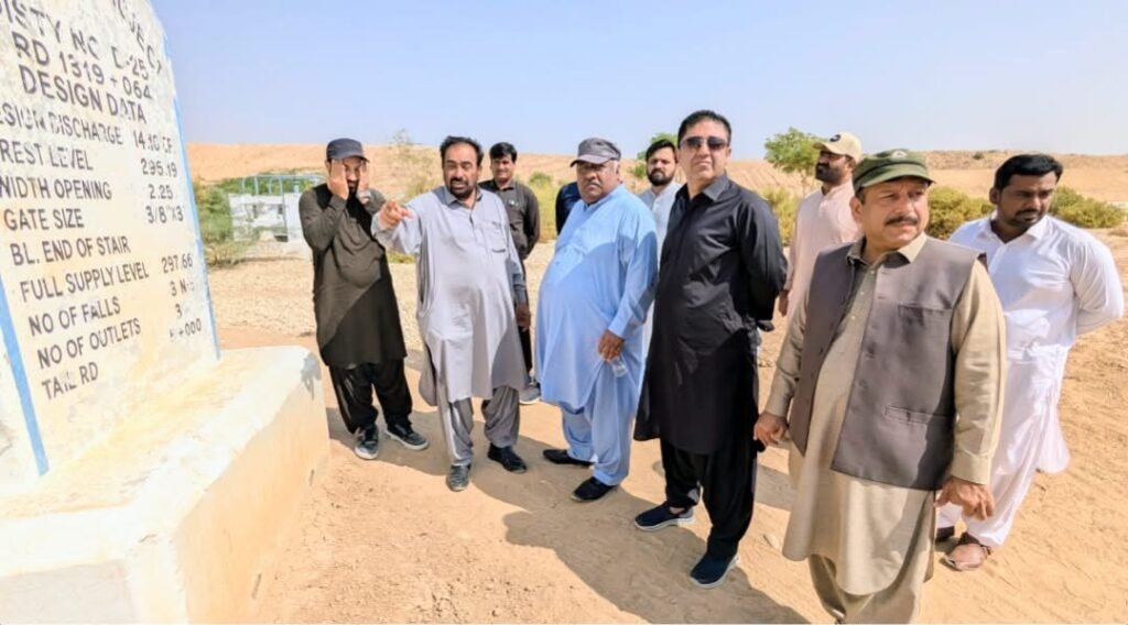 Naseerabad: Superintending Engineer Irrigation Mudassir Zafar Khosa RD 1319 Kachhi Canal Phase One ki distributary ka jaiza le rahe hain