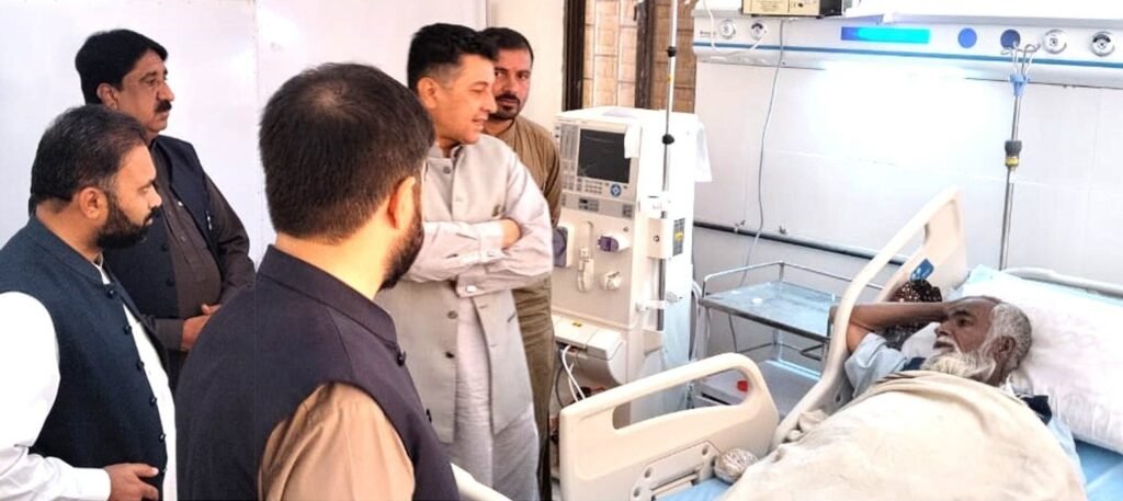 زیارت: ڈپٹی کمشنر عبدالقدوس اچکزئی ڈسٹرکٹ ہیڈکوارٹر ہسپتال کے دورے کے موقع پر مریض کی عیادت کر رہے ہیں