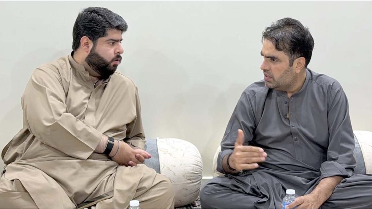 سردارزادہ میر دینار خان ڈومکی کی ڈپٹی کمشنر خاران منیر احمد سومرو سے ملاقات، بحفاظت بازیابی پر مبارکباد