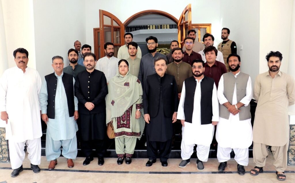 گورنر بلوچستان جعفر خان مندوخیل کا مسلم لیگ ن یوتھ ونگ بلوچستان کی منعقدہ تقریب کے شرکاء کے ساتھ گروپ فوٹو