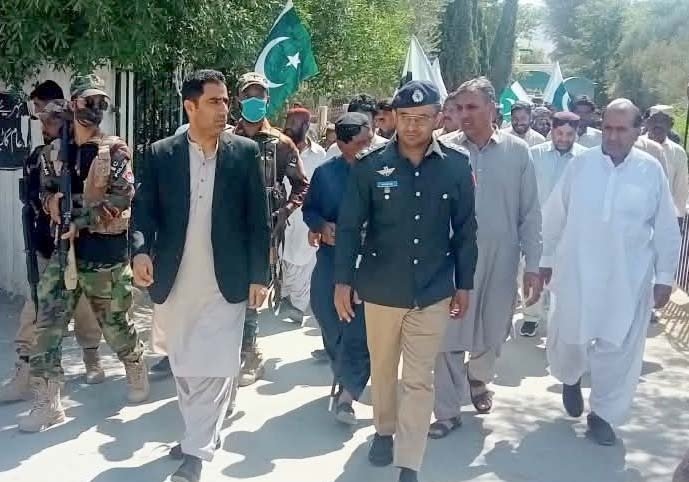 ڈپٹی کمشنر خضدار عبدالرزاق ساسولی یومِ نجات کے حوالے سے نکالی گئی ریلی کی قیادت کر رہے ہیں