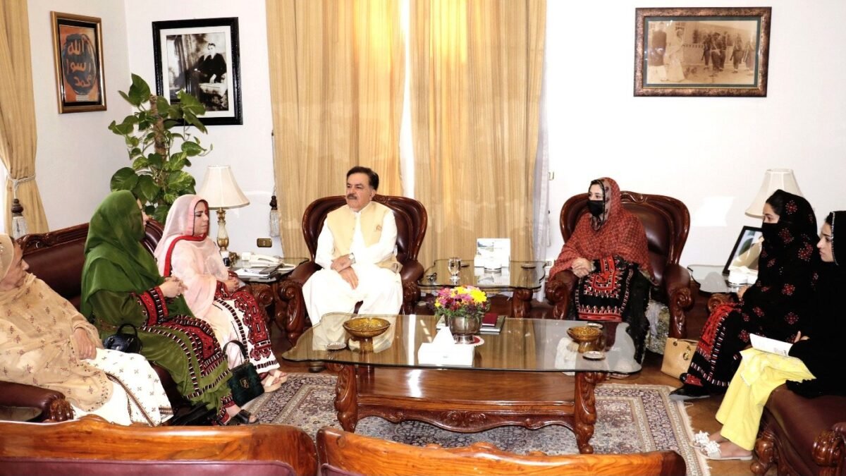 گورنر مندوخیل سے خواتین کے وفد کی ملاقات، لیڈیز کلب بلوچستان کو فعال بنانے کے لیے بھرپور تعاون کی یقین دہانی