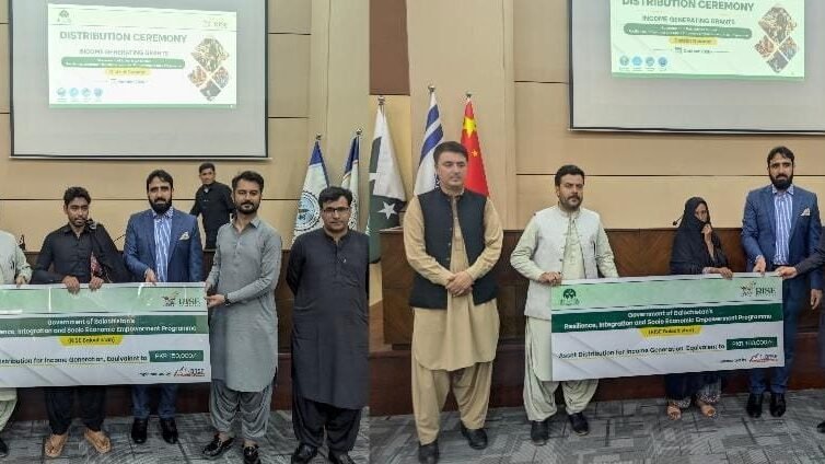 رائز بلوچستان پروگرام: گوادر میں 150 مستحق افراد میں ڈیڑھ ڈیڑھ لاکھ روپے کی گرانٹس، 40 بچیوں کو کٹس