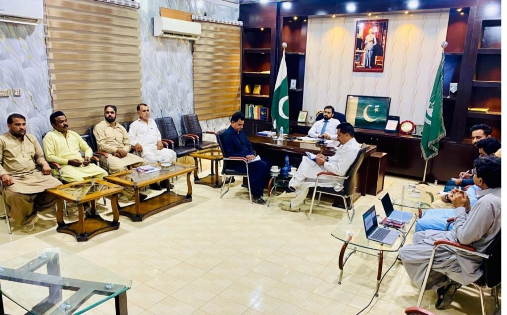 نصیر آباد۔ ڈپٹی کمشنر نصیر آباد وریندر لعل پولیو مہم کی تیاریوں کے سلسلے میں منعقدہ اجلاس کی صدارت کر رہے ہیں