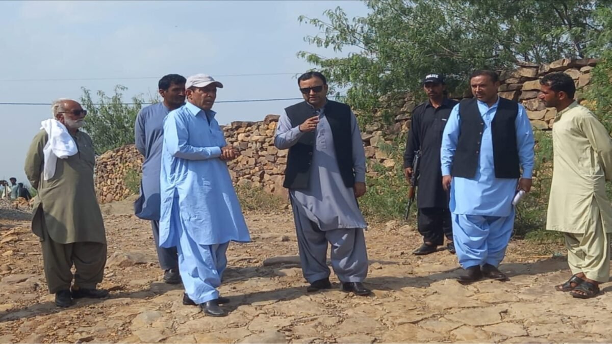 ایڈیشنل کمشنر کوہِ سلیمان ڈویژن عبدالباسط بزدار کا این 70 بواٹہ تا ڈاڈا حاجی زیرِ تعمیر سڑک کا دورہ