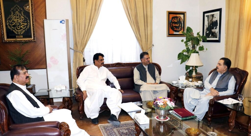 گورنر بلوچستان جعفر خان مندوخیل سے مسلم لیگ ن بلوچستان کے سینئر رہنما یونس بلوچ کی قیادت میں وفد ملاقات کر رہا ہے