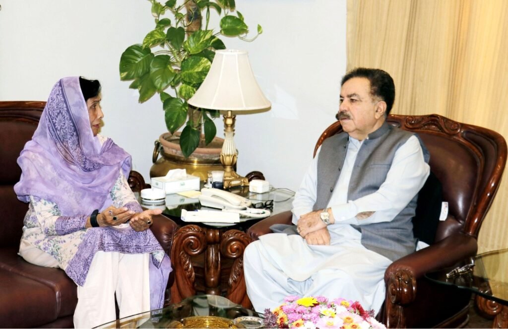 گورنر بلوچستان جعفر خان مندوخیل سے خاتون صوبائی محتسب طاہرہ بلوچ ملاقات کر رہی ہیں