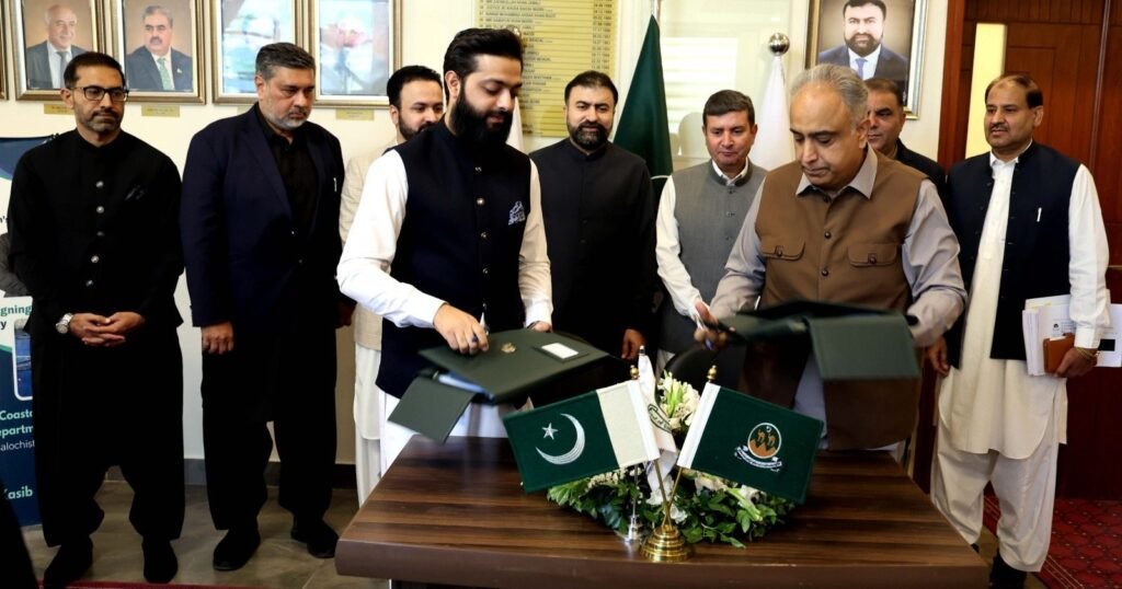 Balochistan ke pehle tijarati jheenga farming mansoobe ke samjhote ki dastaweezat par dastakhat ke baad hukkam muahide ki dastaweezat ka tabadla kar rahe hain. Chief Minister Balochistan Mir Sarfraz Bugti, Chief Secretary Shakeel Qadir Khan, Board of Investment ke Vice Chairman Bilawal Khan Kakar bhi maujood hain