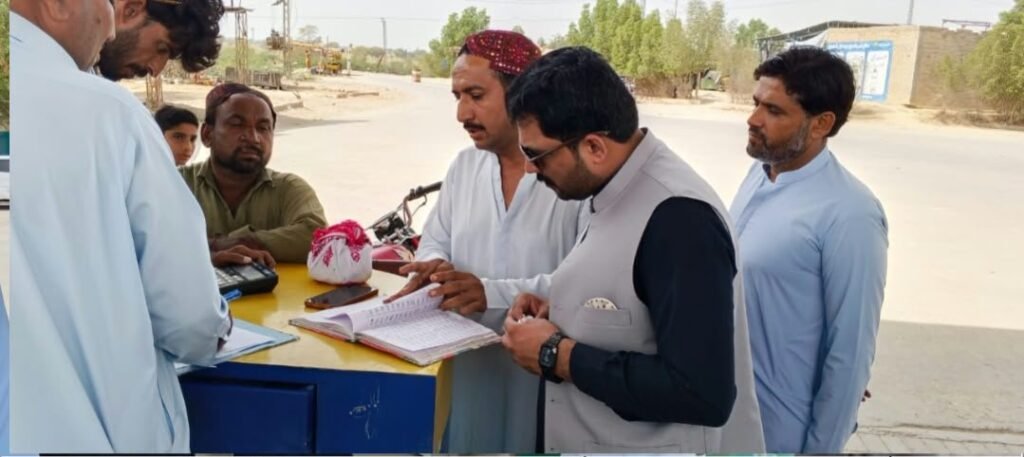 جعفرآباد: ڈپٹی کمشنر خالد خان کے احکامات پر اسسٹنٹ کمشنر دھیرج کالرا پیٹرول پمپ پر وزیر اعظم ریلیف کی فراہمی کے حوالے سے نرخ نامے کا جائزہ لے رہے ہیں