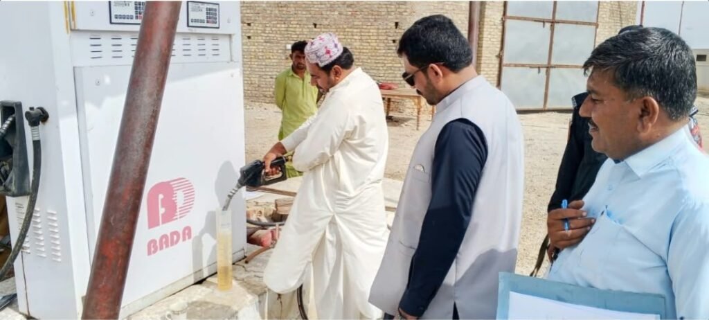 جعفرآباد: ڈپٹی کمشنر خالد خان کے احکامات پر اسسٹنٹ کمشنر دھیرج کالرا پیٹرول پمپ پر گیج چیک کر رہے ہیں