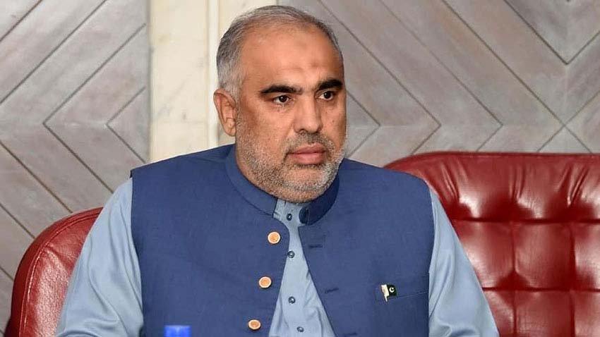 اسد قیصر نے بھائی کو وزیراعلیٰ بنانے کی درخواست کی، عمران خان نے مسترد کر دی: بیرسٹر سیف