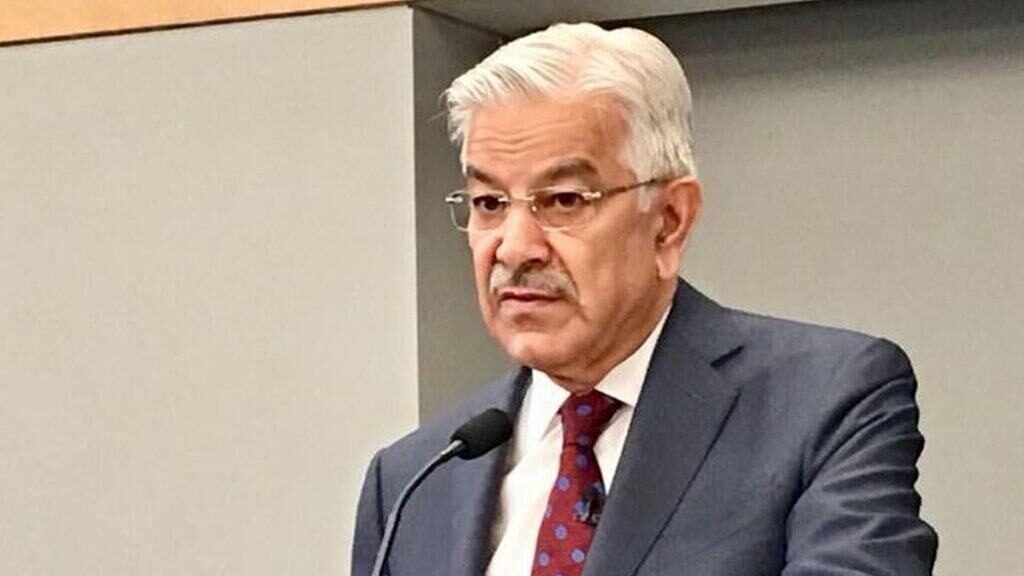 خواجہ آصف کا بیوروکریسی کے افسران کی بیرون ملک مستقل سکونت کی تیاریوں پر سوال