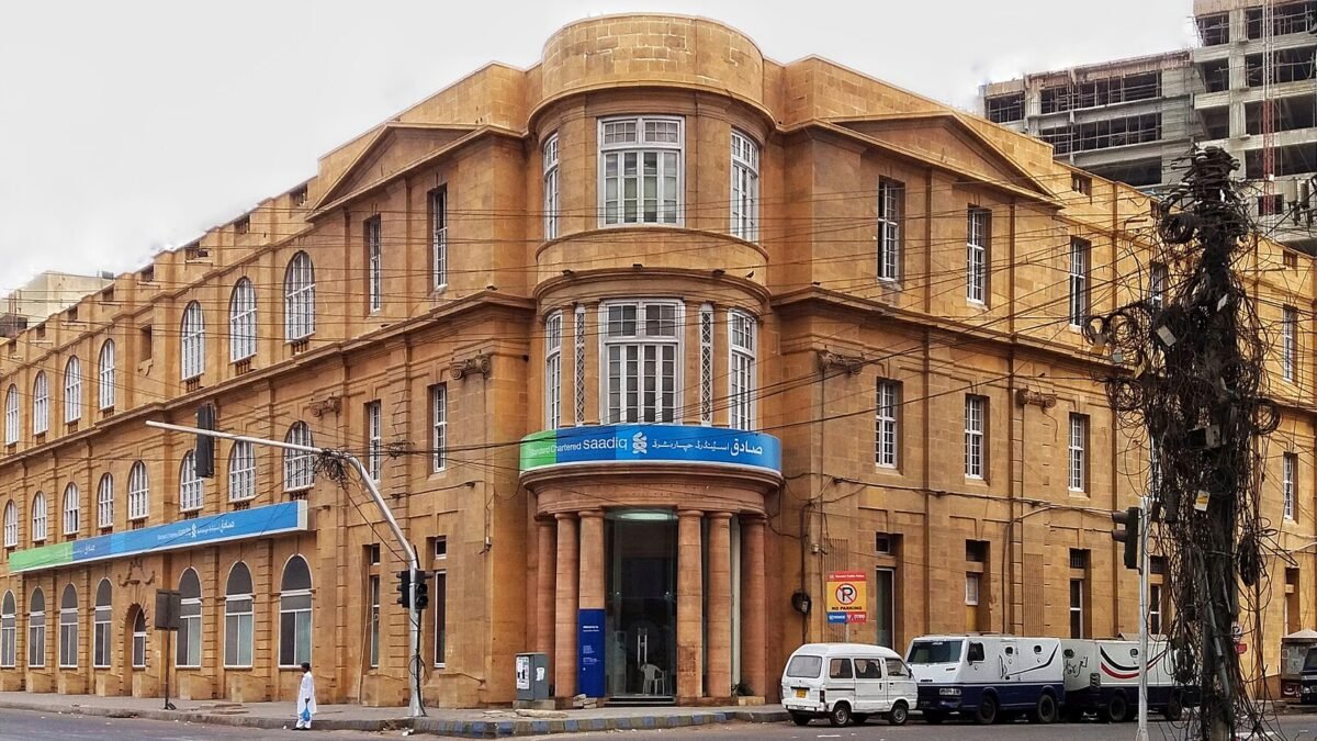 انٹربینک میں ڈالر مزید 3 پیسے سستا، 276 روپے 87 پیسے پر بند