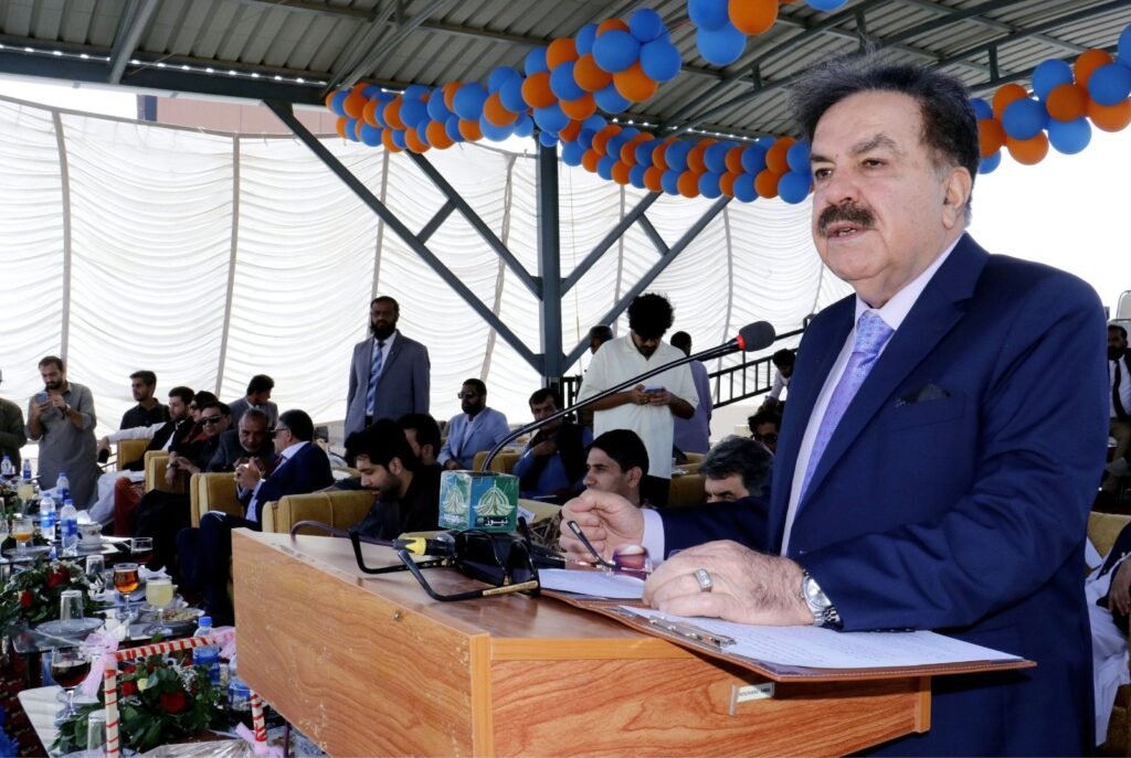 گورنر بلوچستان جعفر خان مندوخیل بیوٹمز یونیورسٹی میں سالانہ سپورٹس فیسٹیول کی افتتاحی تقریب کے شرکاء سے خطاب کر رہے ہیں۔