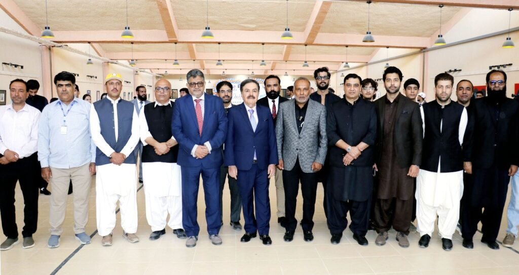 گورنر بلوچستان جعفر خان مندوخیل کا بیوٹمز سالانہ سپورٹس فیسٹیول کے منتظمین اور مہمانان گرامی کے ساتھ گروپ فوٹو۔