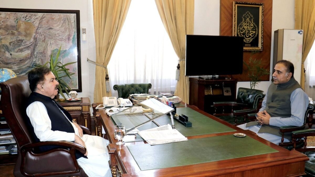 کوئٹہ: گورنر جعفرخان مندوخیل سے میر سلیم احمد کھوسہ کی ملاقات، انفراسٹرکچر کی ترقی پر تبادلہ خیال