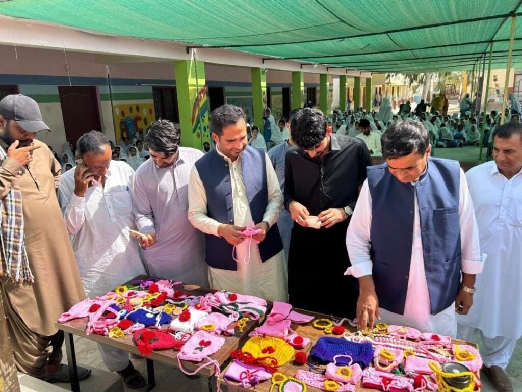 Gwadar District Officer Education Wahab Majeed o digar Government Girls High School Shambe Ismail mein talibaat ki tayyar kardah Crochet Craft masnoomat ki numaish ka moaina kar rahe hain.