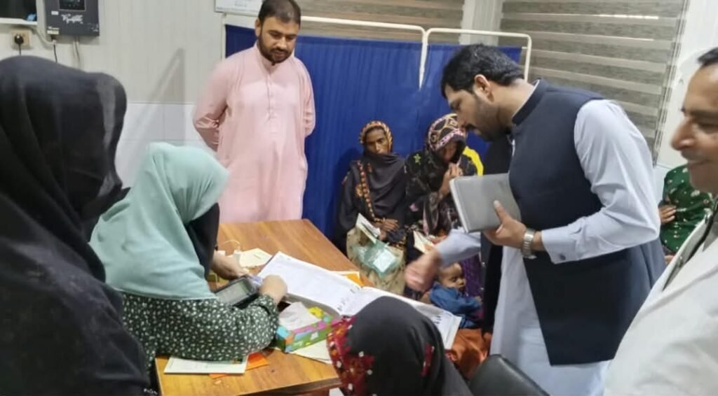 جعفر آباد: اسسٹنٹ کمشنر دھیرج کالرہ سول ہسپتال کے دورے کے موقع پر او پی ڈی رجسٹر چیک کر رہے ہیں