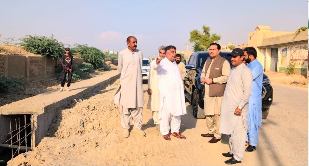 جعفرآباد: ڈپٹی کمشنر خالد خان کا نکاسی آب کے زیرِ تعمیر نالے کا معائنہ