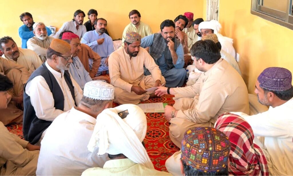 صوبائی وزیر صنعت وحرفت سردار کوہیار خان ڈومکی سے لہڑی میں علاقے کے معتبرین ملاقات کر رہے ہیں۔