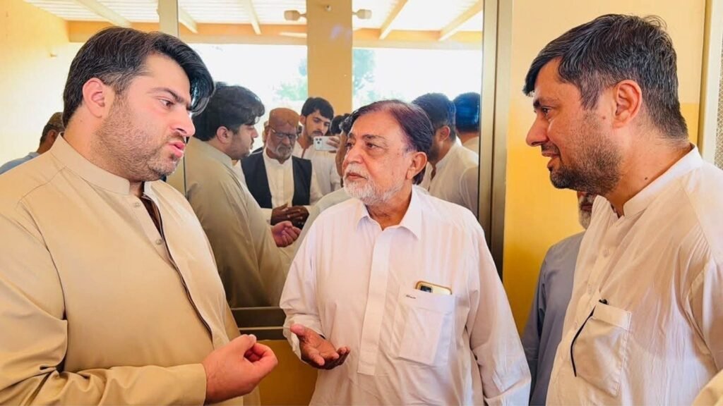 صوبائی وزیر صنعت وحرفت سردار کوہیار خان ڈومکی لہڑی میں لوگوں کے مسائل سن رہے ہیں۔