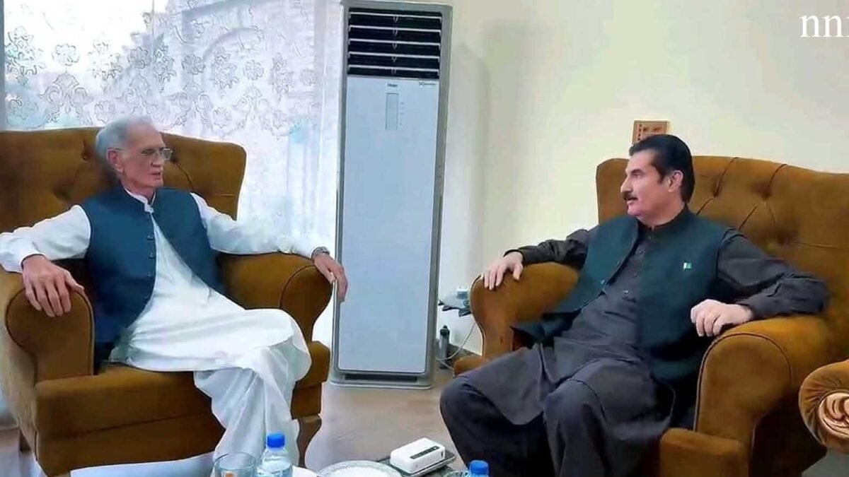 گورنر کی نوشہرہ میں پرویز خٹک سے ملاقات، وفاق کے ساتھ مسائل کے حل پر بات
