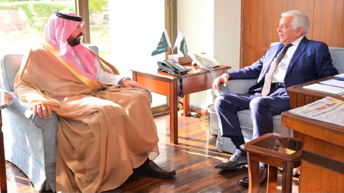 وزیر دفاع خواجہ آصف کی سعودی سفیر سے ملاقات، دفاعی تعاون مضبوط بنانے پر تبادلہ خیال