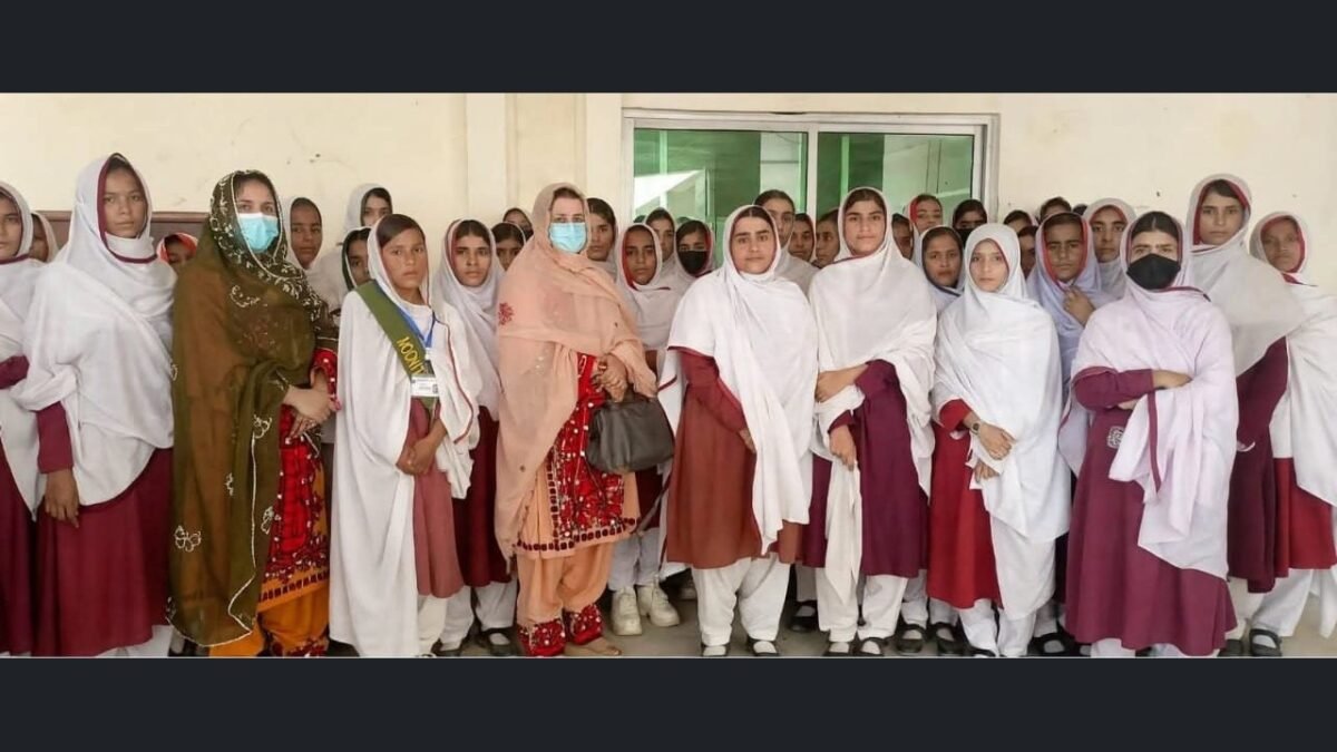 تربت: گورنمنٹ گرلز ماڈل ہائی اسکول کی طالبات کا ریڈیو پاکستان تربت کا مطالعاتی دورہ