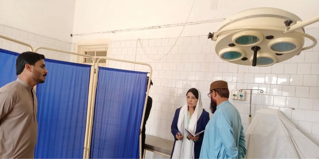 استامحمد۔ اسسٹنٹ کمشنر ماریہ شمعون ڈسٹرکٹ ہسپتال کے مختلف شعبوں کا معائنہ کر رہی ہیں