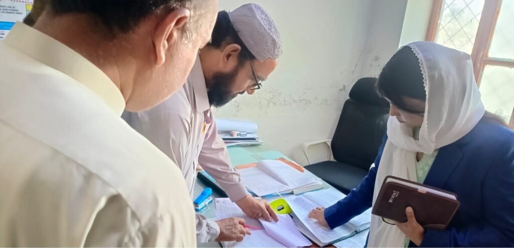 استامحمد۔ اسسٹنٹ کمشنر ماریہ شمعون ڈسٹرکٹ ہسپتال میں حاضری رجسٹر چیک کر رہی ہیں۔