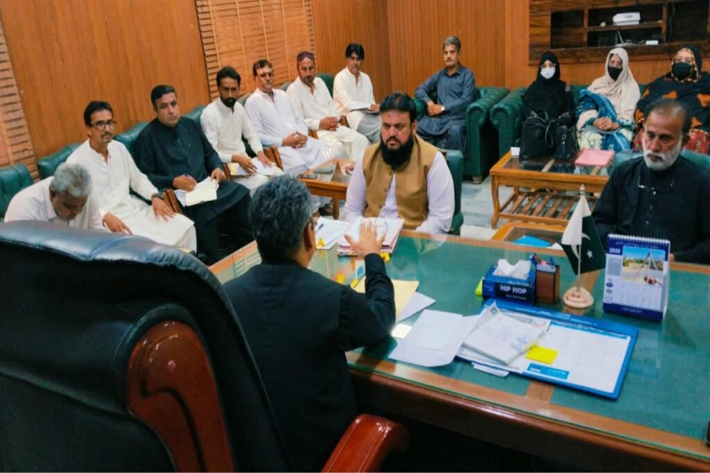 استامحمد۔ ڈپٹی کمشنر استامحمد محمد رمضان پلال ڈسٹرکٹ ایجوکیشن گروپ کے منعقدہ اجلاس کی صدارت کر رہے ہیں