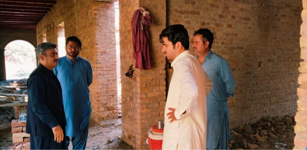 استامحمد۔ ڈپٹی کمشنر استامحمد محمد رمضان پلال کو ایکسین بلڈنگز محمد یسین چانڈیو بریفنگ دے رہے ہیں۔