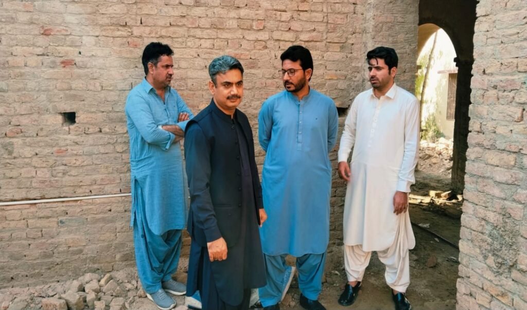 استامحمد۔ ڈپٹی کمشنر استامحمد محمد رمضان پلال ڈیجیٹل لائبریری کا دورہ کر رہے ہیں